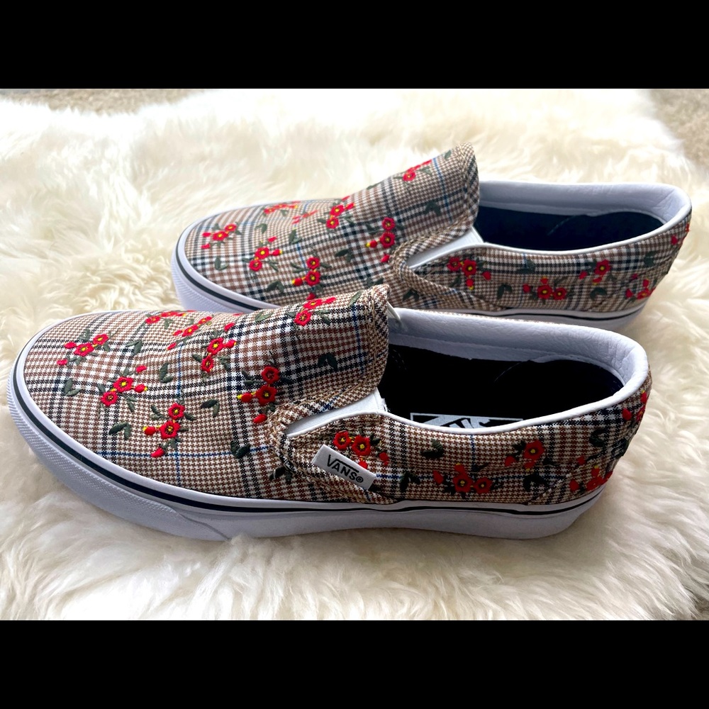 Beautiful floral print and plaid Vans. Women’s size 6.